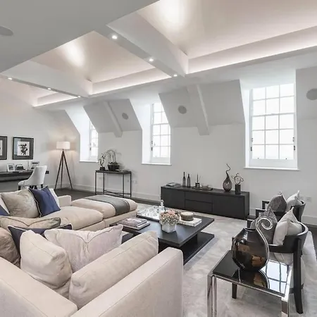 Spacious Close To The Center 아파트 *