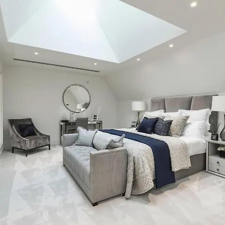 Spacious Close To The Center 아파트