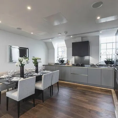 Spacious Close To The Center 아파트 *